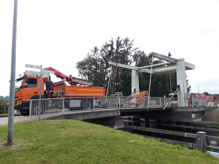 Mit schwerem Gerät wird der Brücke in Fahne am Donnerstag zu Leibe gerückt. Das hat Auswirkungen für den Verkehr auf und unterhalb der Waagebalkenbrücke (Bild: NLWKN).