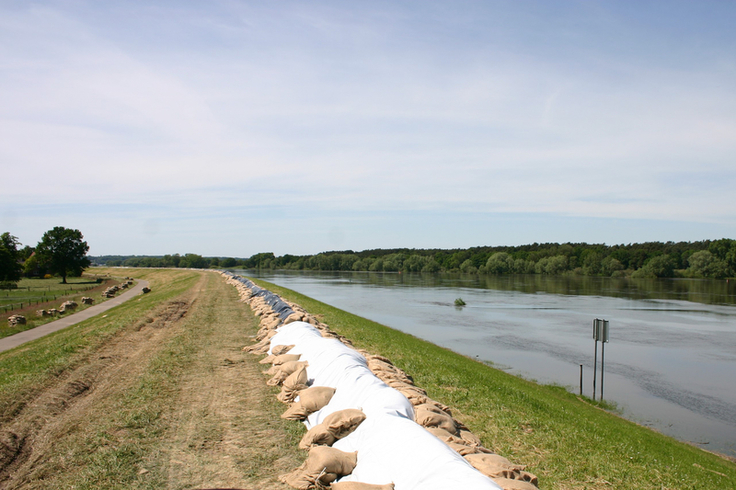 Die Verteidigung der rund 130 niedersächsischen Elbkilometer selbst hatte 2013 ihre Spuren hinterlassen: Vor allem die Deichkronen wurden durch die eingesetzten schweren Gerätschaften stark beansprucht (Bild: NLWKN).