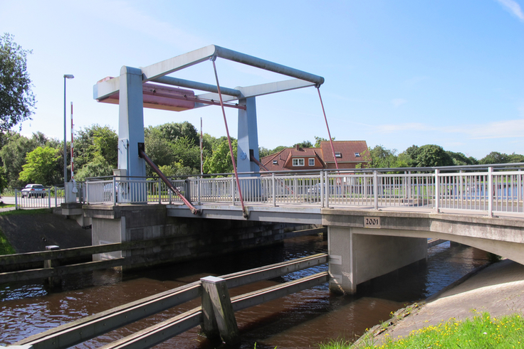 Die Brücke „EJK 36 B“ in Sande auf der Hauptstraße im Abschnitt „Alt-Marienhausen“ der K294 am Ems-Jade-Kanal wird vom 26. Juli bis zum 1. September 2021 wegen Sanierungsarbeiten voll gesperrt. (Foto: NLWKN)
