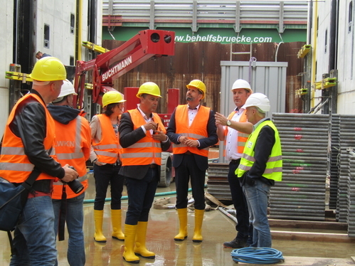 Fragen zur Baukonstruktion konnten Projektleiter Andreas Kosch und sein Team direkt auf dem Boden der Schleuse beantworten.