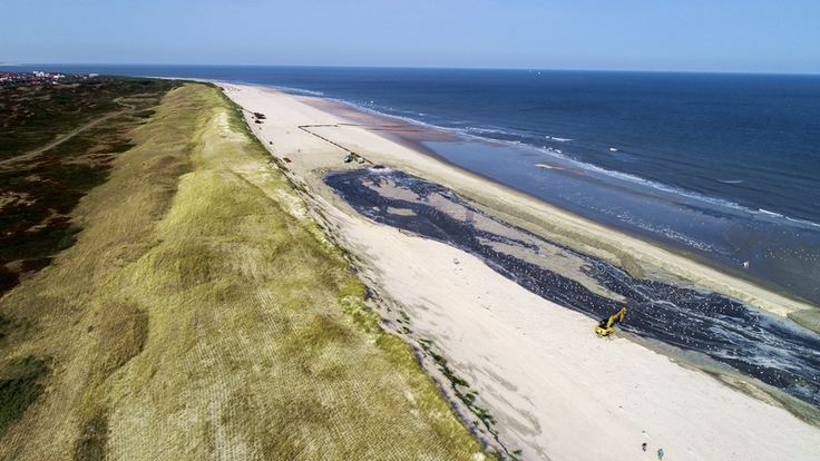 Nicht nur Deiche stehen im Fokus der Küstenschützer: Durch Sandaufspülungen wie hier auf Langeoog wird der Sturmflutschutz auf den Inseln regelmäßig verbessert. Für das Festland erfüllen die Inseln selbst eine wichtige Schutzfunktion (Bild NLWKN).