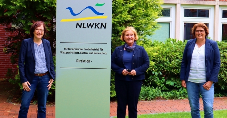 Freuen sich gemeinsam über die offizielle Neubesetzung (v.l.): NLWKN-Direktorin Anne Rickmeyer, Verwaltungschefin Franzis Kathe und die neue Geschäftsbereichsleiterin 3, Stephanie Gudat (Bild: Stolz/NLWKN).