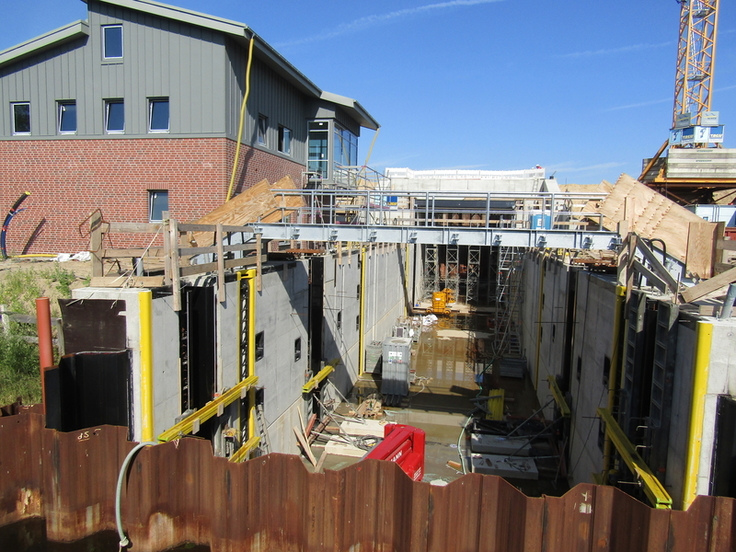 Der Blick auf die Baustelle zeigt: Der Neubau der Schleuse in Otterndorf ist inzwischen weit fortgeschritten (Bild: Westermann/NLWKN).