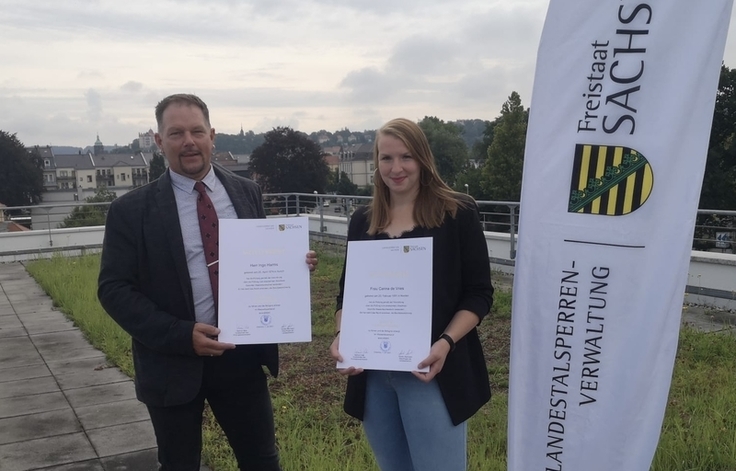 Über den Dächern von Pirna freuten sich Ingo Harms, Leiter der NLWKN-Betriebshöfe Kanalpolder und Leybucht und Carina de Vries über ihre Freisprechung. Es fehlen auf dem Foto Hans-Hermann Rewerts (Wangerooge) und Rene Zur (Borkum).