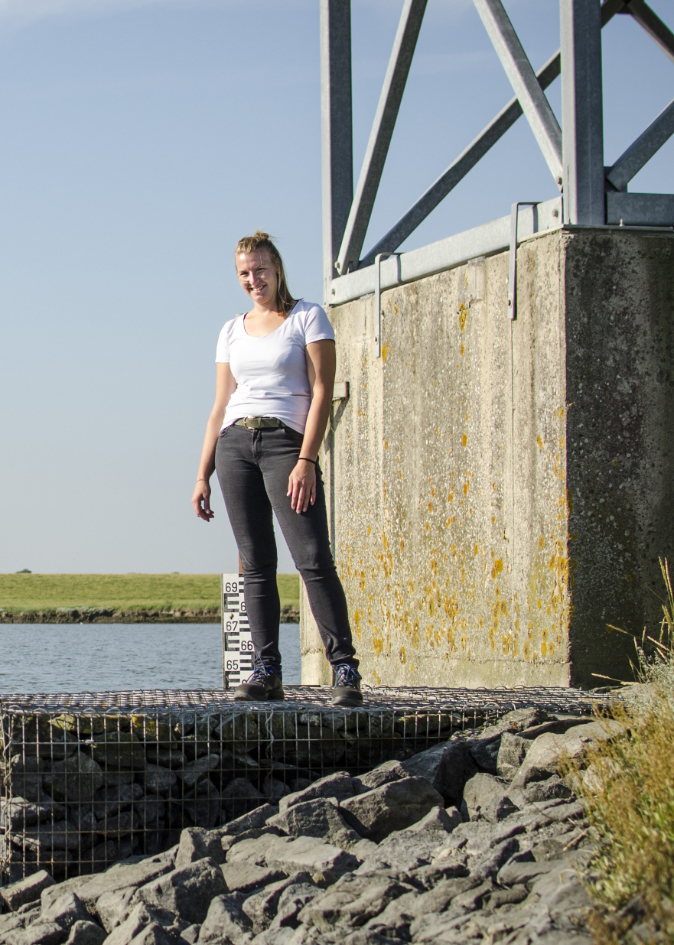 Im Herbst 2020 übernahm Carina de Vries die Leitung des Betriebshofs Hilgenriedersiel. Von hier aus führt der NLWKN regelmäßig umfangreiche Küstenschutzarbeiten durch. An dem Standort ist zudem Gerät zur Schadstoffunfallbekämpfung stationiert.