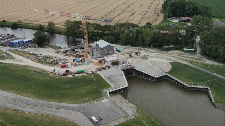 Luftbild vom 22.07.2021 mit frisch betonierter neuer Brücke und noch mit Turmdrehkran. (Foto: Holger Dirks, NLWKN)