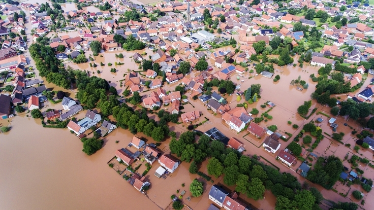 Ausuferungen in bebaute Flächen wie hier bei Seesen können durch die gezielte Nutzung von Retentionsflächen für den Wasserrückhalt verhindert oder abgemildert werden (Bild: René Kretschmer, Seesen).