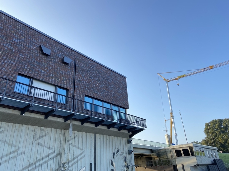 Das neue Betriebsgebäude wurde sturmflutsicher auf der Nordseite des Sperrwerks errichtet und fügt sich mit seiner Architektur gut in den Bestand ein. (Foto: Stefan Löhn, NLWKN)