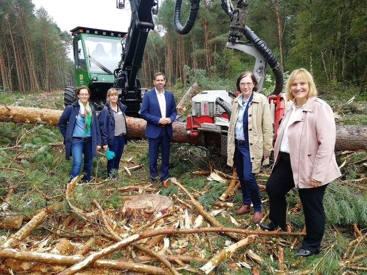 Minister Olaf Lies an der Maßnahmenfläche Otternhagener Moor (v. l. n. r. Alexandra Stück, Umweltministerium; Susanne Brosch, NLWKN; Olaf Lies; Anne Rickmeyer, Direktorin d. NLWKN; Dinah Stollwerck- Bauer, Landesbeauftragte ArL Leine-Weser) (Foto: NL