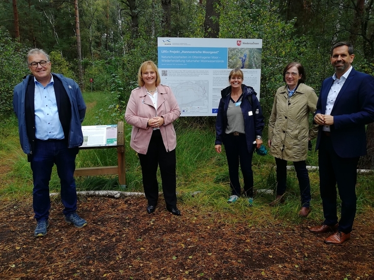 Am Bauschild erklärt Projektmanagerin Susanne Brosch die geplante Baumaßnahme (v. l. n. r. Regionspräsident Hauke Jagau; Leiterin des ArL Leine-Weser Frau Dinah Stollwerck-Bauer; Susanne Brosch, Anne Rickmeyer, Direktorin d. NLWKN; Olaf Lies (Foto: NL