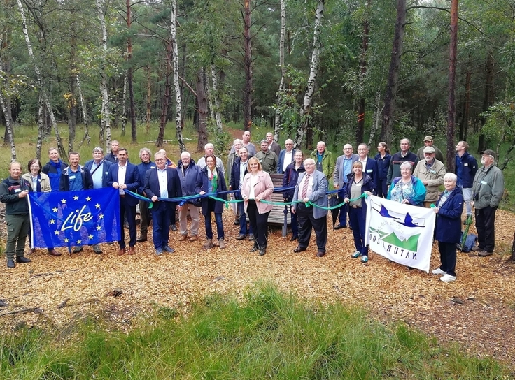 Beginn der Bauarbeiten im Otternhagener Moor. Der NLWKN hatte regionale Akteure und Leitungspersönlichkeiten eingeladen. (Foto: NLWKN)