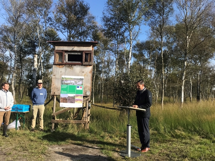 Der niedersächsische Umweltminister Olaf Lies informierte sich persönlich über die Wiedervernässungs- und Renaturierungsmaßnahmen des NLWKN im Naturschutzgebiet „Siedener Moor“ in der Samtgemeinde Siedenburg. (Foto Gina Altmieks, NLWKN)