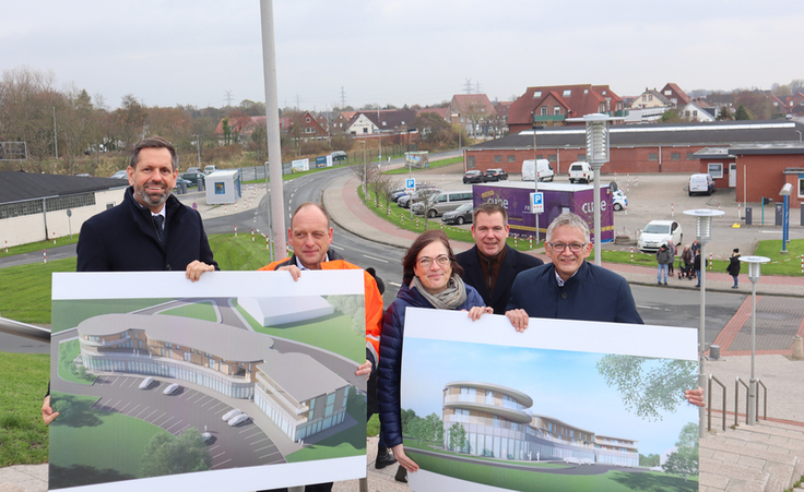 Umweltminister Olaf Lies, Carl-Ulfert Stegmann (Reederei Frisia), NLWKN-Direktorin Anne Rickmeyer, Nordens Bürgermeister Florian Eiben und Landrat Olaf Meinen präsentierten in Norddeich die Pläne für die Fläche an der Badestraße (Hintergrund).