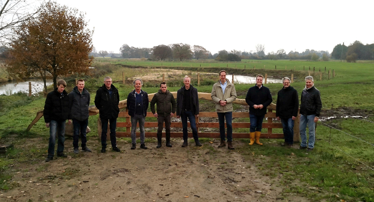 Gruppenfoto auf der Fläche - im Hintergrund sind die neu gestalteten Wasserbereiche zu erkennen.