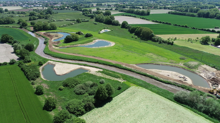 Die Projektfläche aus der Luft: Um die Interessen der umliegenden landwirtschaftlichen Flächenpächer zu wahren, wurden im Rahmen eines Kompromisses zusätzliche Hochwasserschutzmaßnahmen ergriffen.