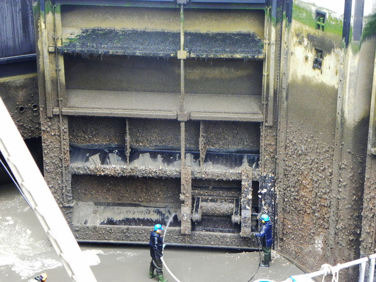 Wenn die Sperrwerke der Region – wie hier in Cuxhaven – zur Wahrung ihrer Einsatzfähigkeit trockengelegt werden, unterstützt das Team aus Langenhausen bei den erforderlichen Sanierungsarbeiten.