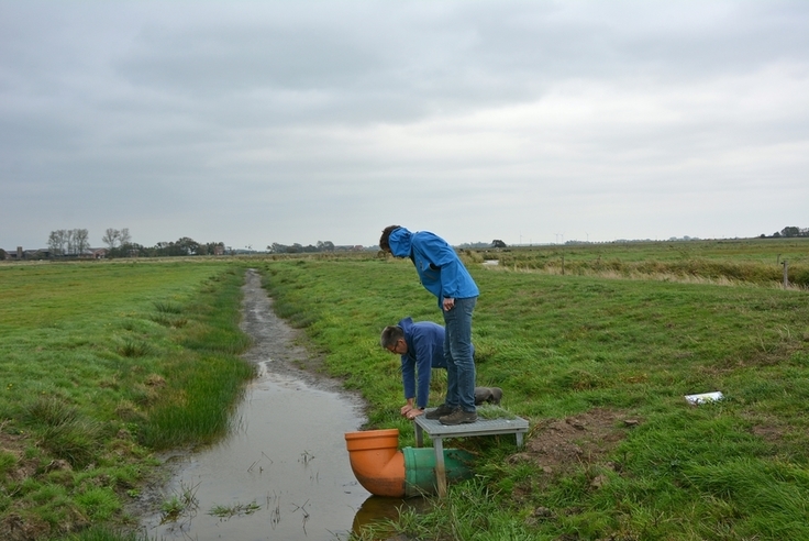 Knierohr zum Wasserrückhalt kurz nach dem Einbau.