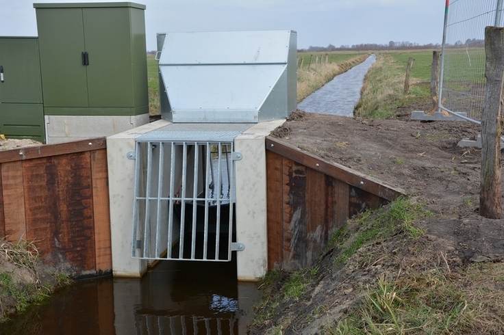 Modernes Stauwehr am Großen Meer im Südbrookmerland. Per Smartphone kann die Stautafel gesenkt oder gehoben werden.