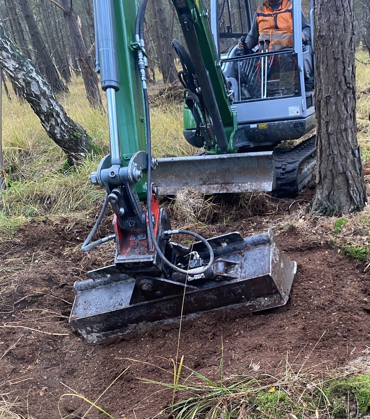 Im Innern des Schwarzen Moores erhielten sämtliche Gräben Verschlüsse aus anstehendem Boden. Sie können so kein Wasser mehr weiterleiten. Die Arbeiten erledigte eine örtliche Gartenbaufirma mit einem Minibagger (Foto: Jessica Timm, NLWKN).
