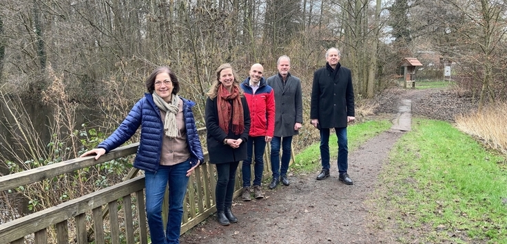 Anne Schwob (2.v.l.) bei der Einführung durch NLWKN-Direktorin Anne Rickmeyer (links). Es gratulieren (v.l.) Jörn Drosten (NLWKN Direktion), Geschäftsbereichsleiter Hartmut Korte und der Leiter der Betriebsstelle Sulingen, Bernd Lehmann (Bild: Hegeman