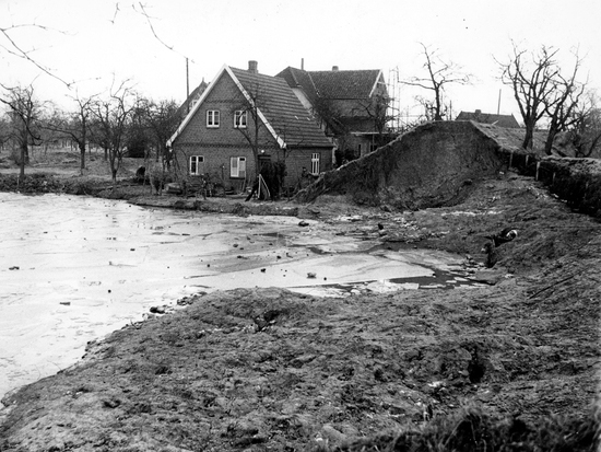 Verheerende Auswirkung: Der Deichbruch bei Stade. Durch drei Bruchstellen am Schwinge-Deich strömte das Wasser hier bis Assel nach Kehdingen hinein (Bild: NLWKN).