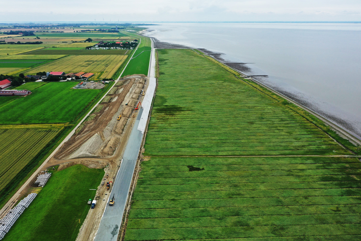 Wie hier in der Krummhörn in Ostfriesland werden die niedersächsischen Deiche bei Bedarf fortlaufend erhöht und verstärkt. Dabei setzt man heute auf ein im Vergleich zu 1962 optimiertes Deichprofil (Bild: NLWKN).