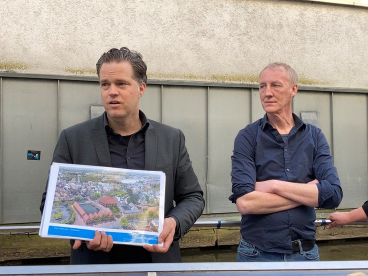 Stadtbaurat Thimo Weitemeier und Josef Schwanken informierten die Gäste über verschiedene Projekte entlang der Vechte in der Obergrafschaft und in Nordhorn. (Foto: Peter van der Wiele)