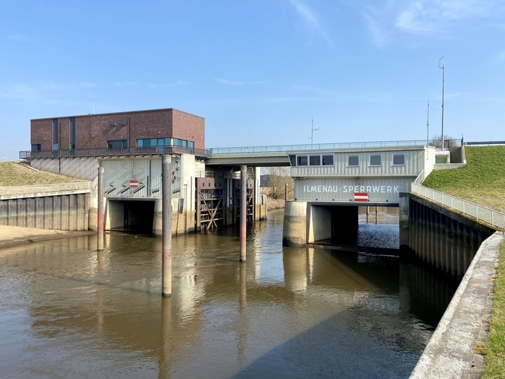 Zuletzt wurde vor allem im Inneren des Ilmenau-Sperrwerks gearbeitet. Nach der bevorstehenden Sperrung kann mit der Demontage des ersten Stemmtorpaares und den weiteren Arbeiten am Massivbau begonnen werden (Bild: Löhn/NLWKN).