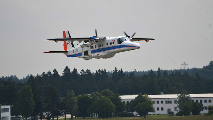 Ein Flugzeug startet. Es handelt sich um eine Propellermaschine mit besonderer Messtechnik.