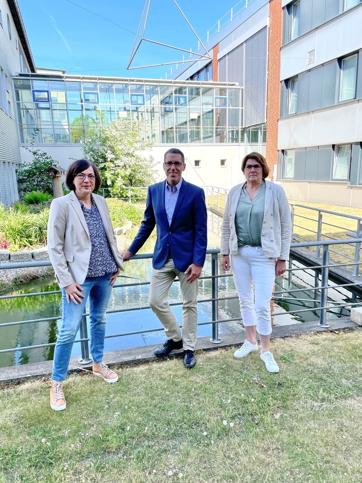 Markus Anhalt, neuer Leiter des Geschäftsbereichs „Wasserwirtschaft und Strahlenschutz“ in der Betriebsstelle Hannover-Hildesheim mit Direktorin Anne Rickmeyer (links) und Stephanie Gudat (rechts), Leiterin des Geschäftsbereichs in der Direktion.