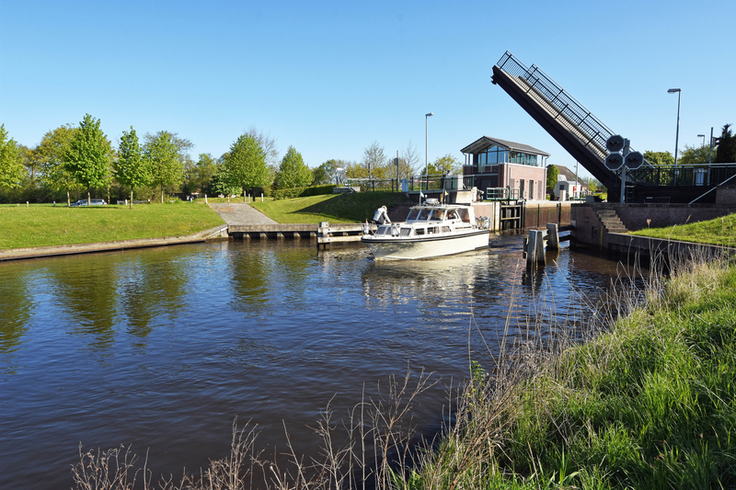 Ohne sie geht nichts am Ems-Jade-Kanal: Für die Nutzung der Schleuse Rahe und der fünf weiteren Schleusen zwischen Emden und Wilhelmshaven wurde jetzt ein neues Pauschalangebot geschnürt (Bild: Zietz/NLWKN).