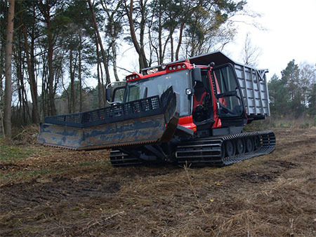 Bauarbeiten im Moor funktionieren nur mit Spezialgerät: Bodentransport mit Pistenraupe im Lichtenmoor im Landkreis Heidekreis.
