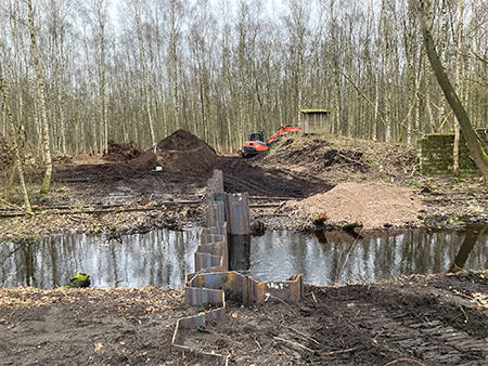 Die kürzlich gerammten Stauwehre im Moorkanal dienen dem regulierten Wasserrückhalt im Großen Moor.