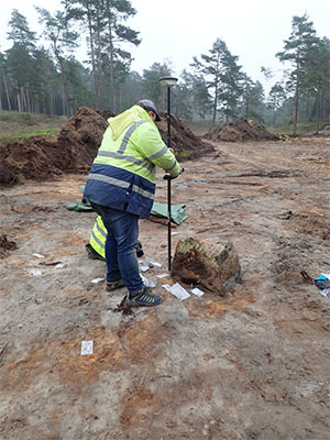 Archäologische Funde werden gesichert und eingemessen.