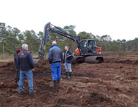 Baubesprechung im Otternhagener Moor: Aaron Schad stimmt sich mit der Baufirma zu den kommenden Arbeitsschritten ab.