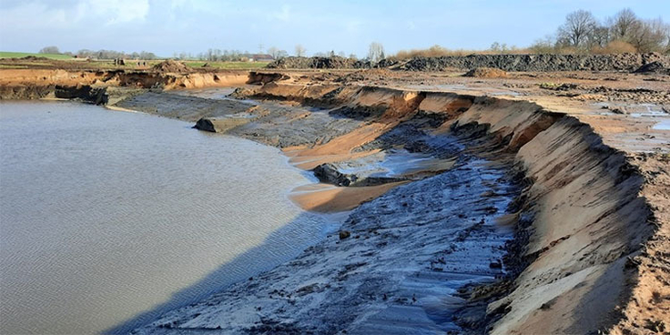 Bei der Anlage eines Süßwasserteiches im geplanten Tide-Polder Coldemüntje sind von einer bodenkundlichen Baubegleitung unterschiedliche Aspekte zu beachten, wie z. B. getrennter Abtrag verschiedener Bodenschichten, Bodenerosion oder Befahrbarkeit.