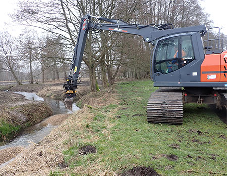 Einbau von Kies in den Schnegaer Mühlenbach