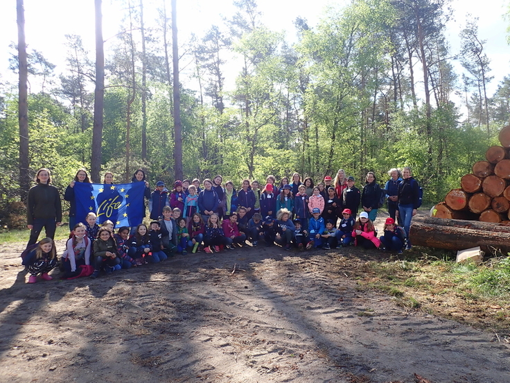 52 Kinder der Grundschule Sprötze-Trelde aus Buchholz (Nordheide) waren im „Schlingnatterkorridor“ zusammen mit NLWKN und VNP im Einsatz (Foto: Susanna Konrad).