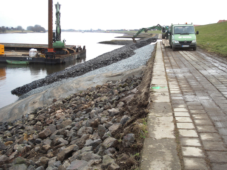 Vorne alt, hinten neu: Im Bau befindliches Schüttsteindeckwerk neben vorhandenem Elbedeckwerk in Hoopte 2014 (Foto: NLWKN).