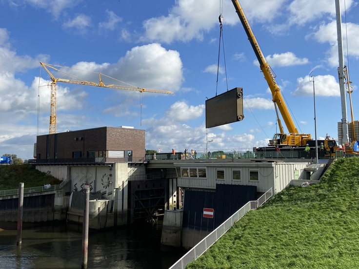 Mit Schwerlastkränen wurde das elbseitige südliche Hubtor und sein nördliches Pendant aus der Anlage herausgehoben (Bild: Löhn/NLWKN).