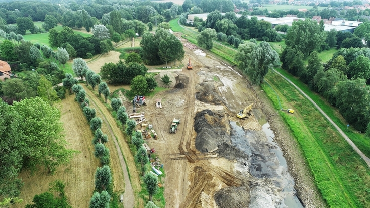 Im Zuge der Arbeiten musste das Flussbett trockengelegt werden.