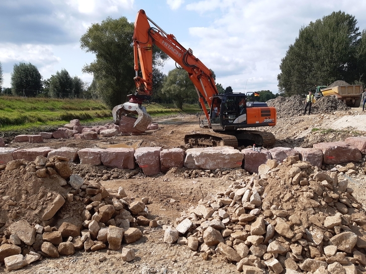 Die bis zu zwei Tonnen schweren Blocksteine wurden per Bagger gesetzt.