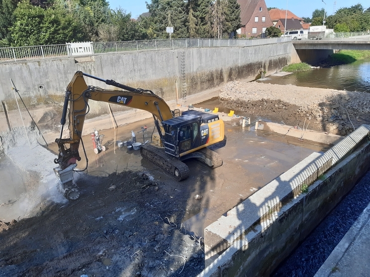 Eine Barriere verschwindet: Die alte Wehranlage während des Rückbaus.