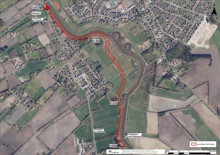 Lageplan: Der Verlauf der Deicherhöhung und der Deichrückverlegung auf dem Lageplan: Der betroffene Deichabschnitt reicht von der Mühlenwegbrücke bei Deich-km 1+610 bis zum Schöpfwerk „Loher Westmark“ bei Station 3+620.