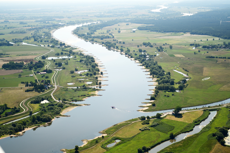 Die Elbe bei Neu-Darchau. Mit Blick auf ihre Auen soll ein Strukturplan die Interessen von Hochwasser- und Naturschutz vereinbar machen (Bild: Falcon Crest Air/NLWKN).