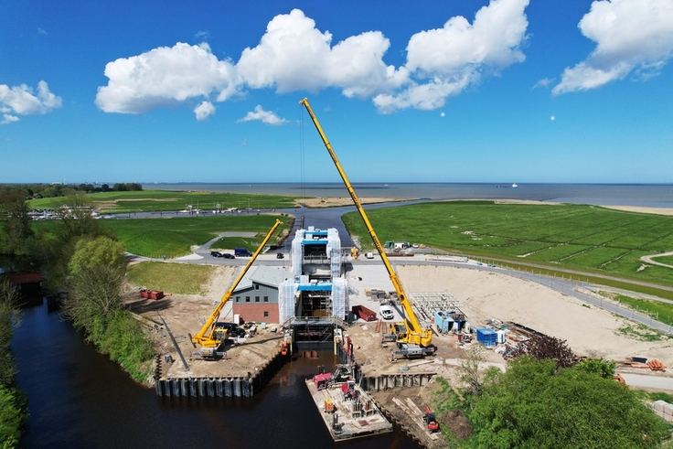 Endspurt: Nach vierjähriger Bauzeit geht die neue Schleuse in Otterndorf ihrer Eröffnung entgegen. Rund um die Anlage werden nach Inbetriebnahme im Juli noch letzte Restarbeiten erfolgen (Bild: Team Adcor).