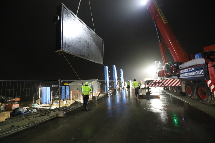In Nachtarbeit wurden die Schleusentore im Januar auf der Baustelle angeliefert und eingebaut (Bild NLWKN).