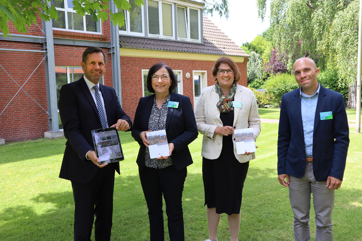 Stellten gemeinsam in Norden den Jahresbericht vor (v.l.): Umweltminister Olaf Lies, NLWKN-Direktorin Anne Rickmeyer, Stephanie Gudat (Leiterin Wasserwirtschaft und Strahlenschutz) und Jörn Drosten (Leiter Planung und Bau wasserwirtschaftlicher Anlagen)