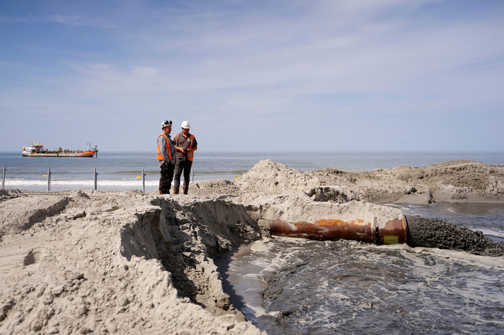 Im Dauereinsatz: Die „Christophorus“ zieht vor Norderney derzeit viele Blick auf sich. Die Überschneidung mit der Urlaubssaison ist unvermeidbar, um den Küstenschutz rechtzeitig gewährleisten zu können (Bild: Lippe/NLWKN).