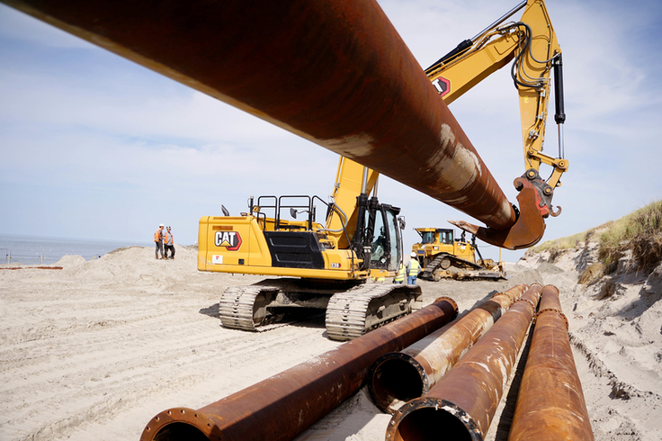 Schweres Gerät im Einsatz: Mit einer ca. 200 Meter langen Spülleitung wird das Sand-Wasser-Gemisch an den Strand gebracht (Bild: Lippe/NLWKN).